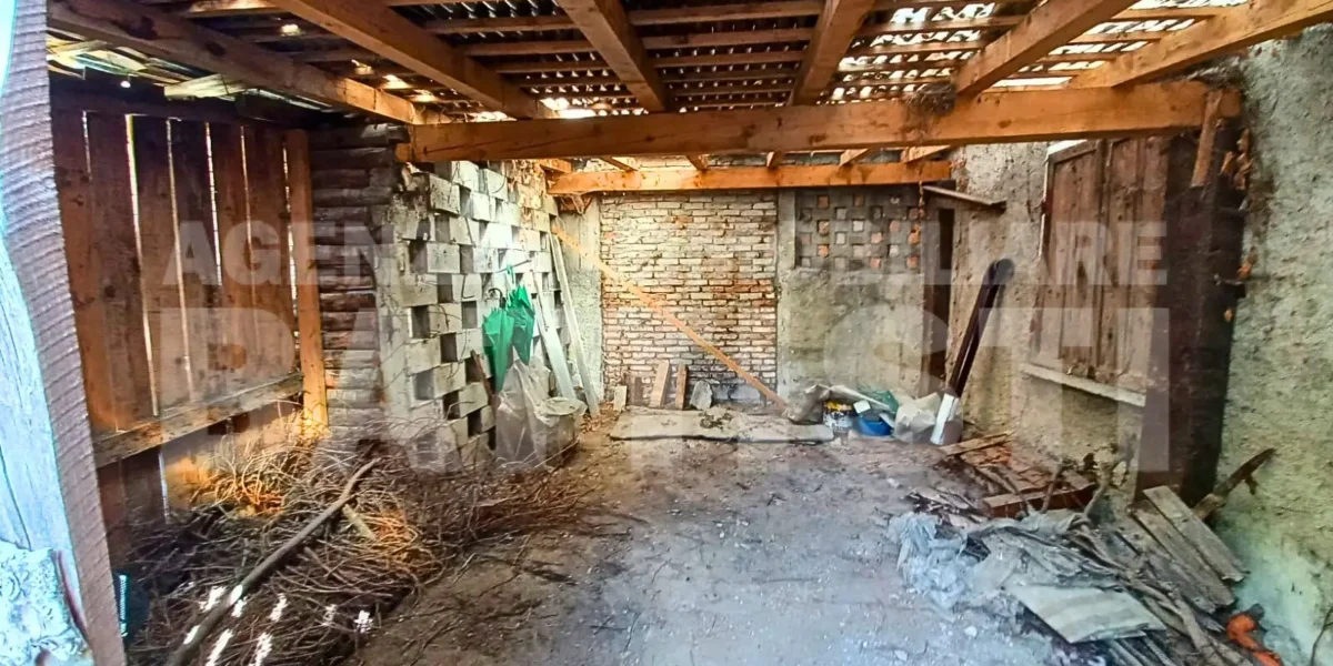 PORZIONE DI CASA DA RISTRUTTURARE CON GIARDINO