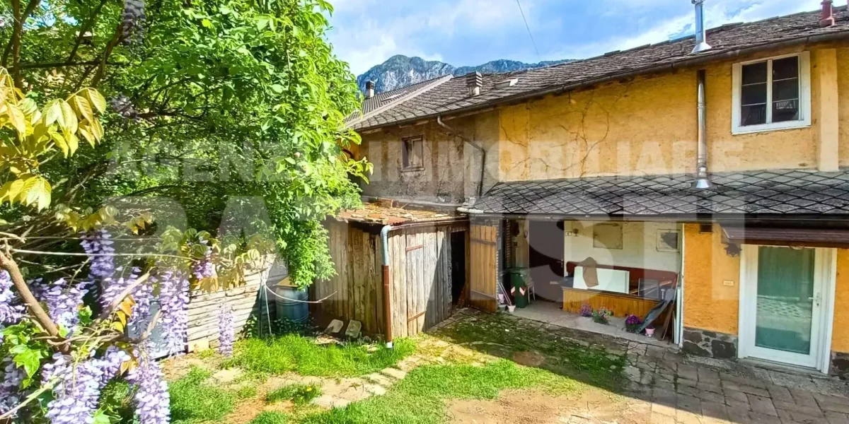 PORZIONE DI CASA DA RISTRUTTURARE CON GIARDINO