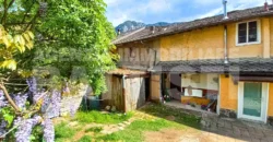PORZIONE DI CASA DA RISTRUTTURARE CON GIARDINO