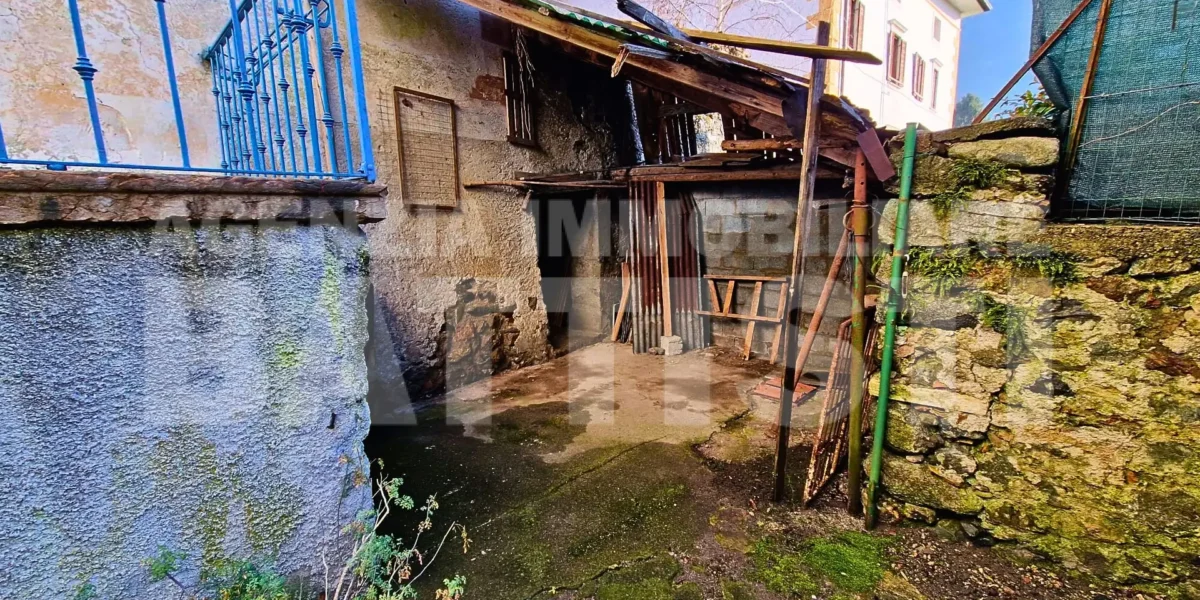 PORZIONE CON CORTILE E ORTO