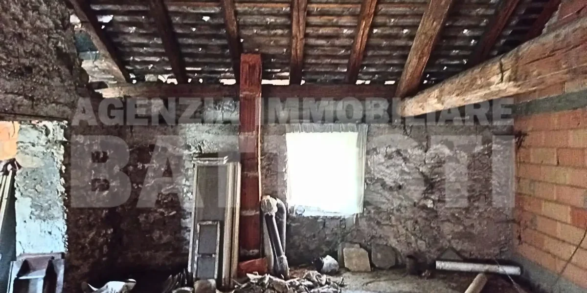 PORZIONE DI CASA DA RISTRUTTURARE CON GIARDINO