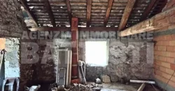 PORZIONE DI CASA DA RISTRUTTURARE CON GIARDINO