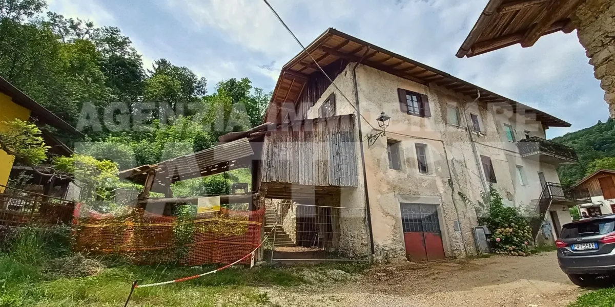 PORZIONE DI CASA con terreno di mq 700