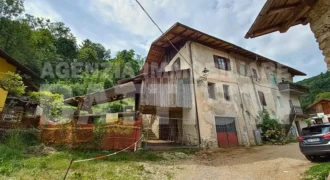 PORZIONE DI CASA con terreno di mq 700