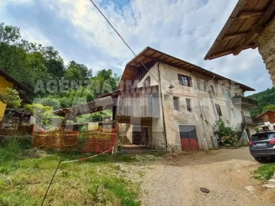 PORZIONE DI CASA con terreno di mq 700