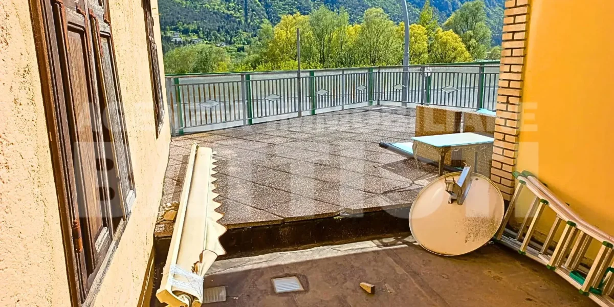 PORZIONE DI CASA DA RISTRUTTURARE CON GIARDINO