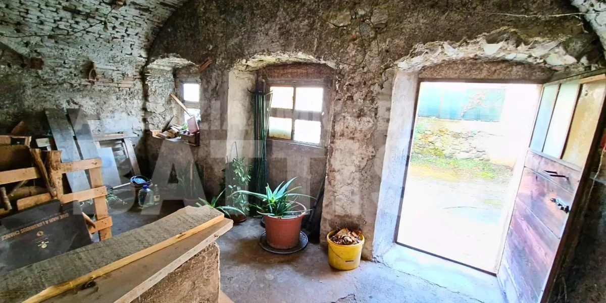 PORZIONE CON CORTILE E ORTO