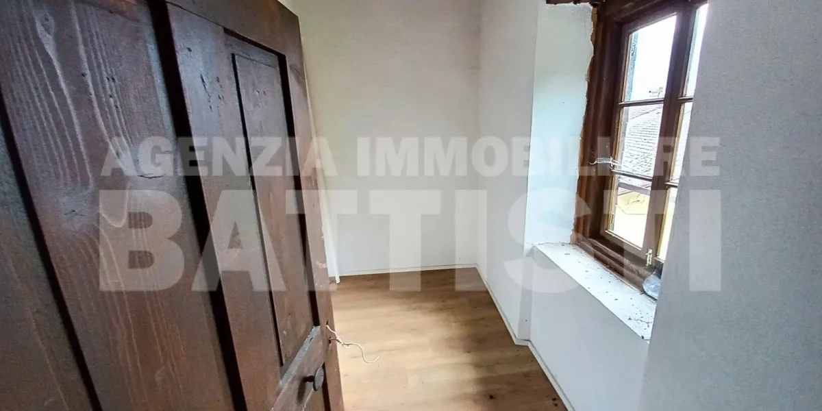 PORZIONE DI CASA con terreno di mq 700