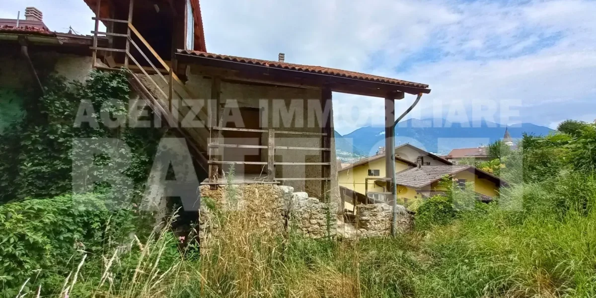 PORZIONE DI CASA con terreno di mq 700