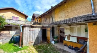 PORZIONE DI CASA DA RISTRUTTURARE CON GIARDINO