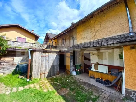 PORZIONE DI CASA DA RISTRUTTURARE CON GIARDINO