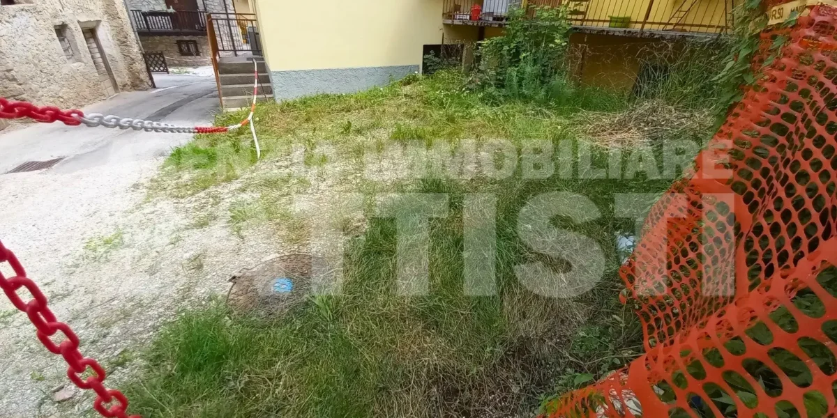PORZIONE DI CASA con terreno di mq 700