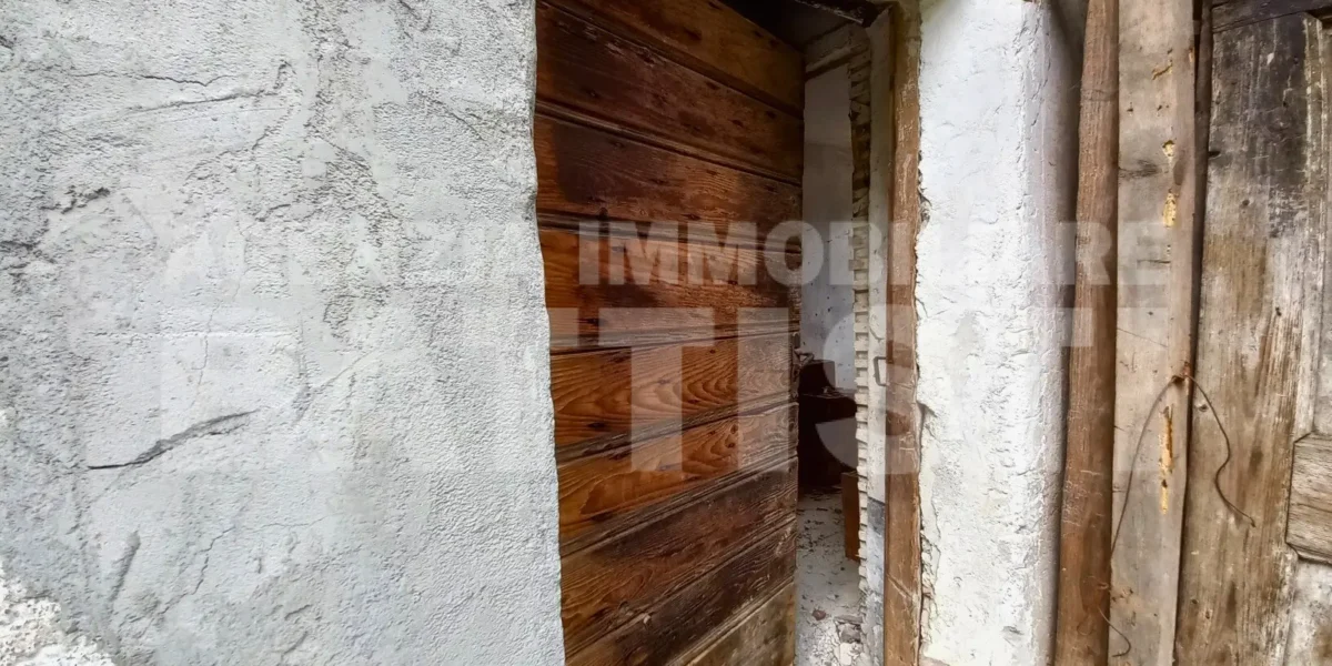 PORZIONE DI CASA con terreno di mq 700
