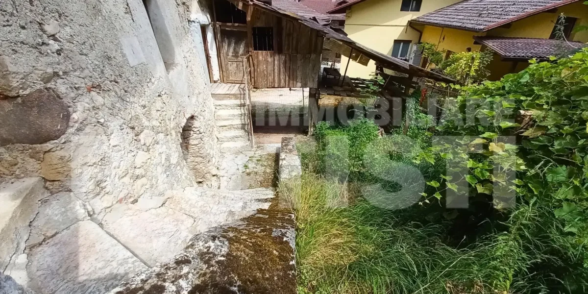 PORZIONE DI CASA con terreno di mq 700