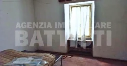 PORZIONE DI CASA DA RISTRUTTURARE CON GIARDINO