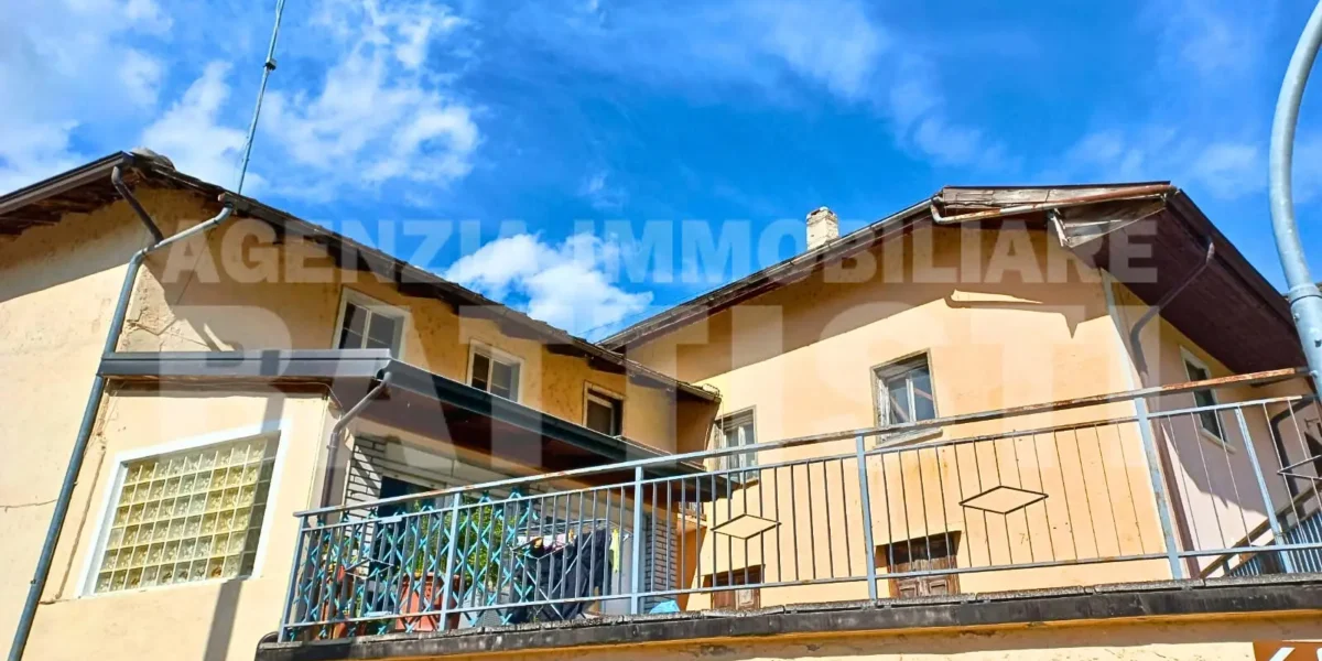 PORZIONE DI CASA DA RISTRUTTURARE CON GIARDINO