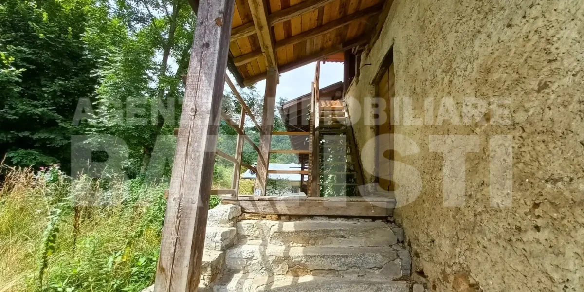 PORZIONE DI CASA con terreno di mq 700