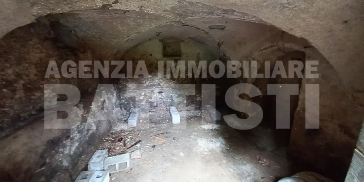 PORZIONE DI CASA con terreno di mq 700