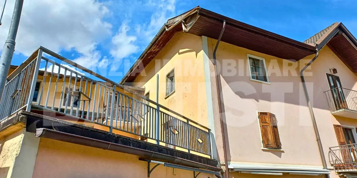 PORZIONE DI CASA DA RISTRUTTURARE CON GIARDINO