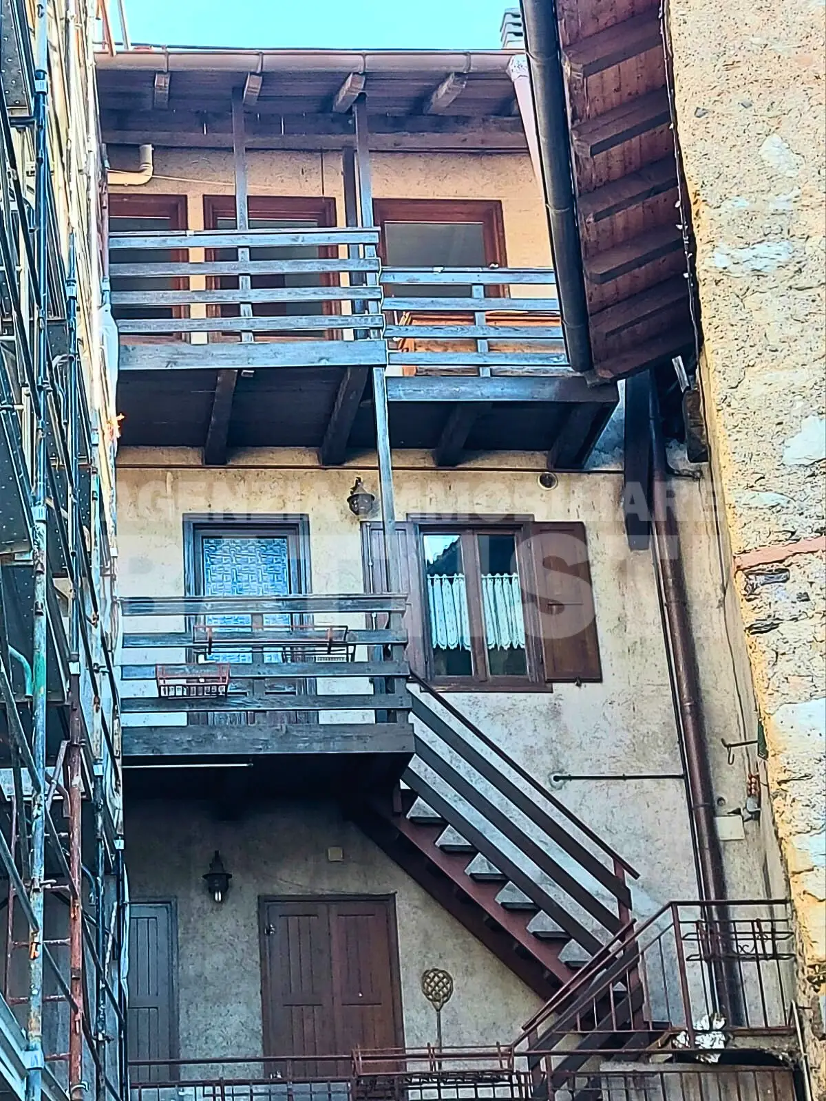 PORZIONE CON DUE APPARTAMENTI