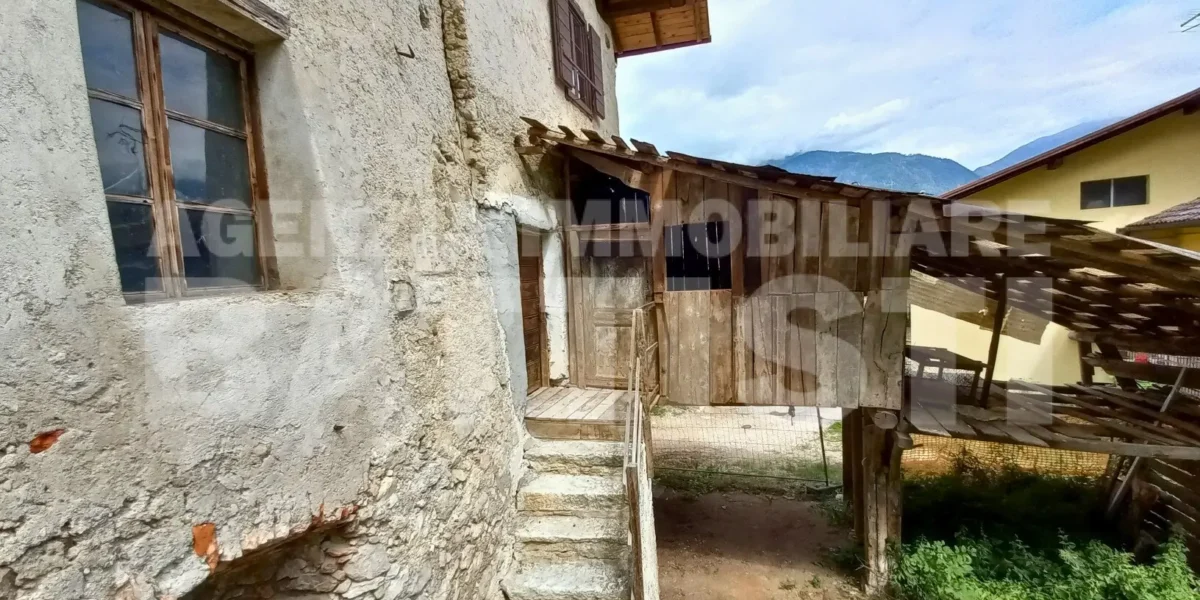 PORZIONE DI CASA con terreno di mq 700