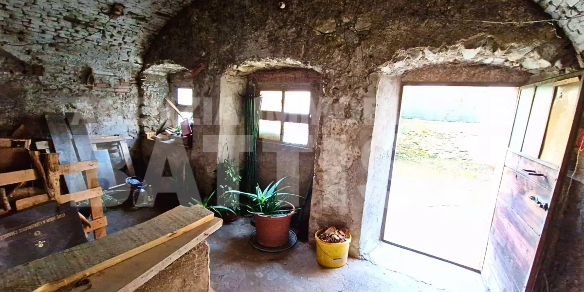 PORZIONE CON CORTILE E ORTO
