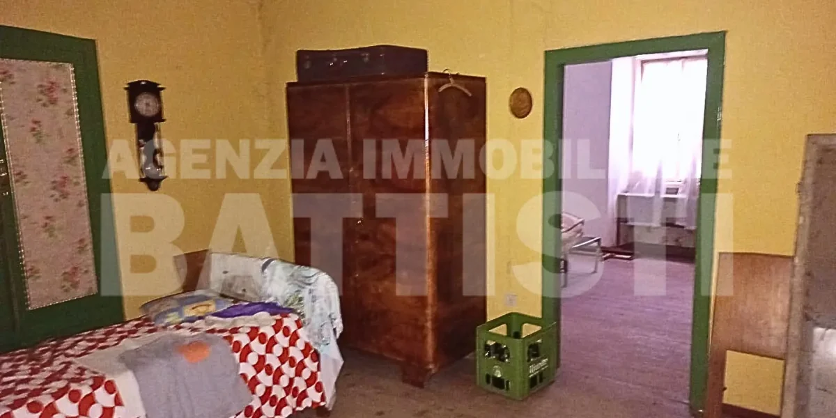 PORZIONE DI CASA DA RISTRUTTURARE CON GIARDINO