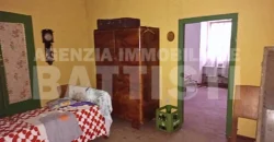 PORZIONE DI CASA DA RISTRUTTURARE CON GIARDINO