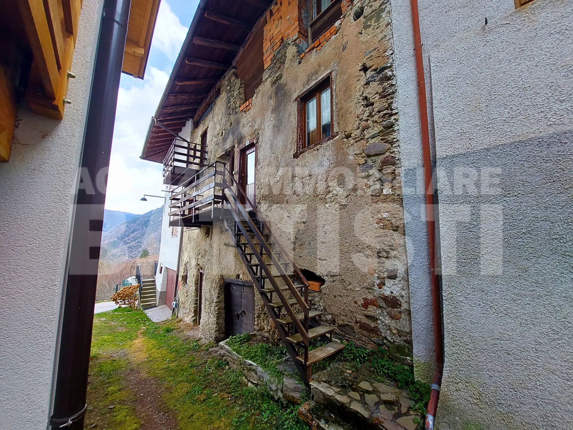 EDIFICIO SU TRE LIVELLI