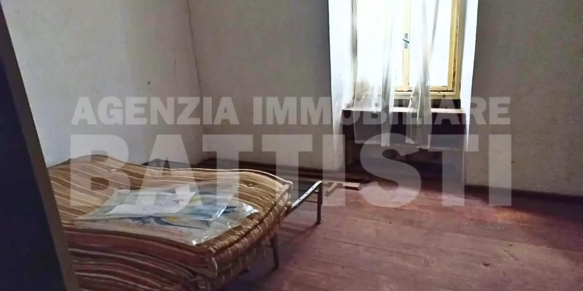 PORZIONE DI CASA DA RISTRUTTURARE CON GIARDINO