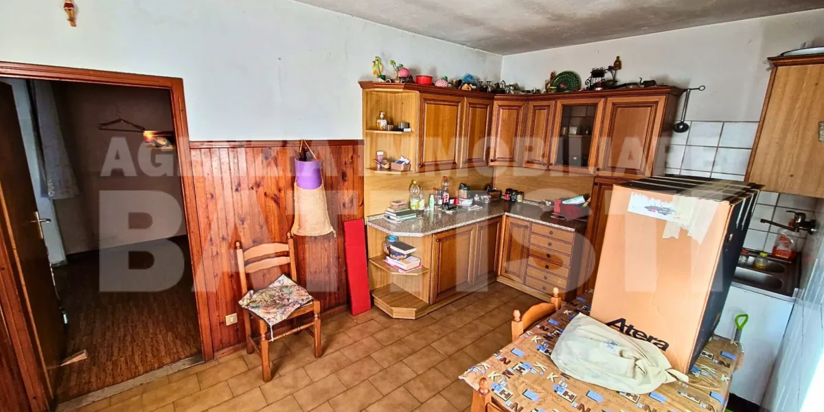 PORZIONE CON CORTILE E ORTO