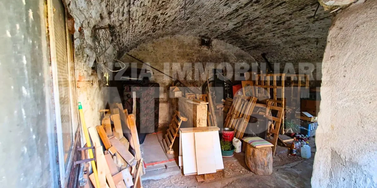 PORZIONE CON CORTILE E ORTO