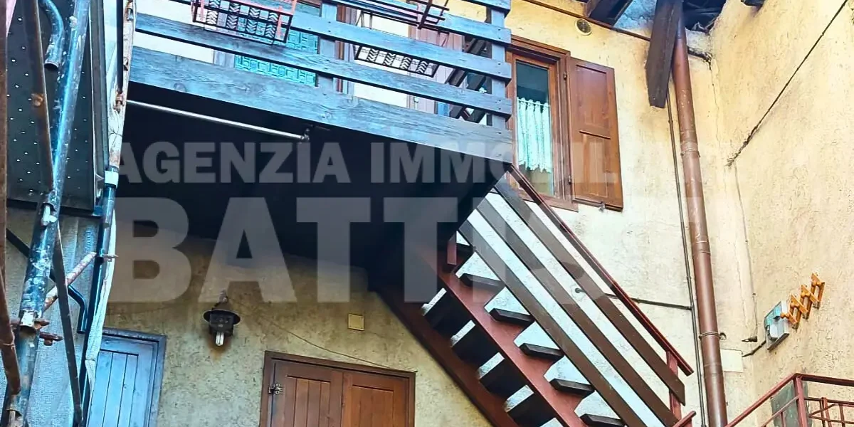 PORZIONE CON DUE APPARTAMENTI