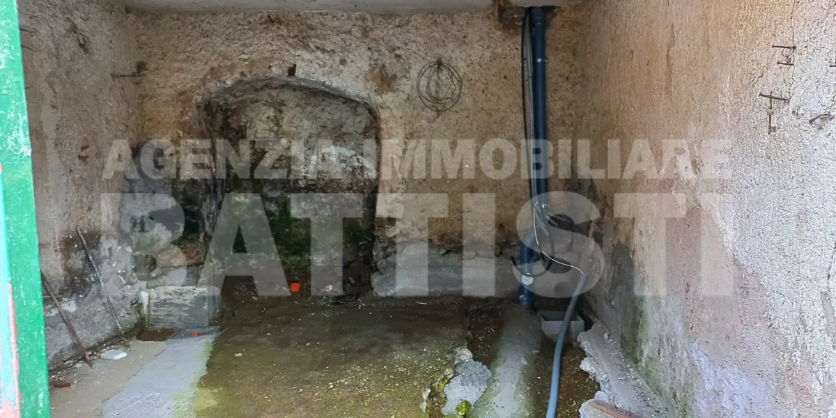 PORZIONE DI CASA con terreno di mq 700