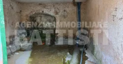 PORZIONE DI CASA con terreno di mq 700