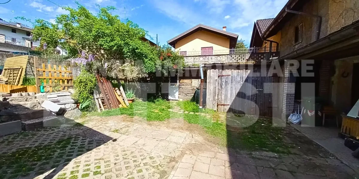 PORZIONE DI CASA DA RISTRUTTURARE CON GIARDINO