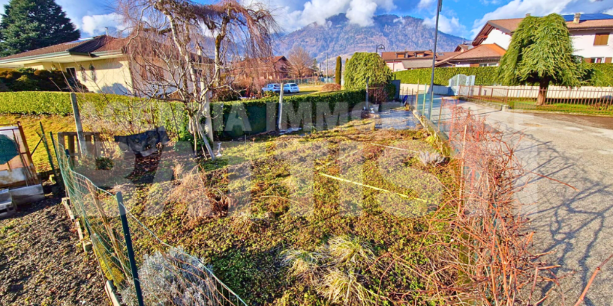 PORZIONE CON CORTILE E ORTO