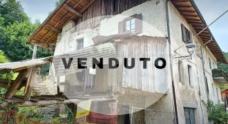 PORZIONE DI CASA con terreno di mq 700