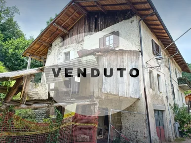 PORZIONE DI CASA con terreno di mq 700