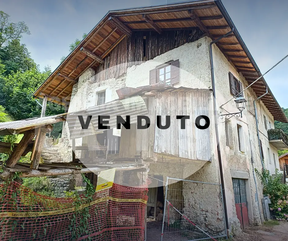 PORZIONE DI CASA con terreno di mq 700