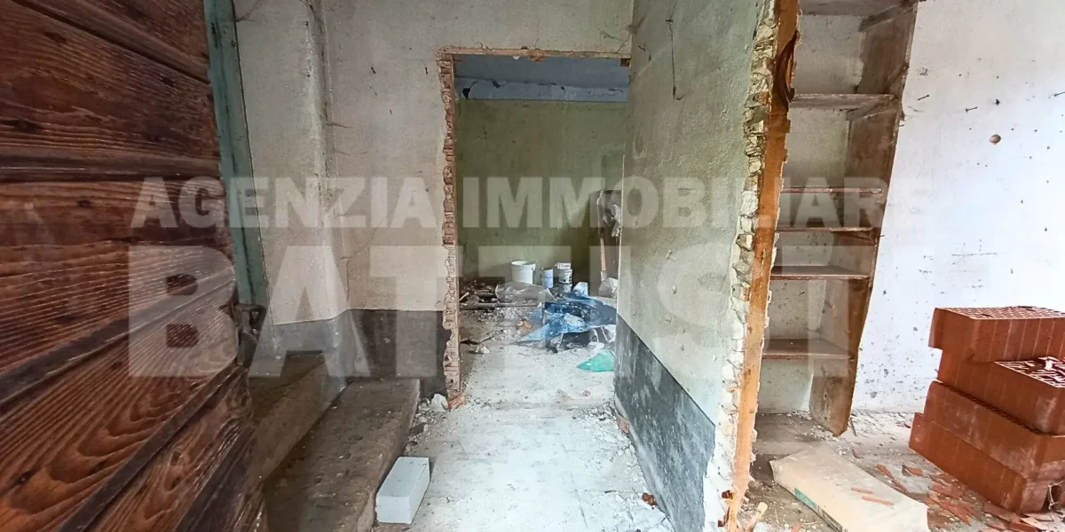 PORZIONE DI CASA con terreno di mq 700