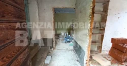 PORZIONE DI CASA con terreno di mq 700