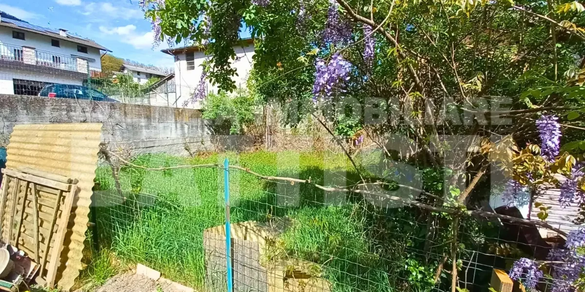 PORZIONE DI CASA DA RISTRUTTURARE CON GIARDINO