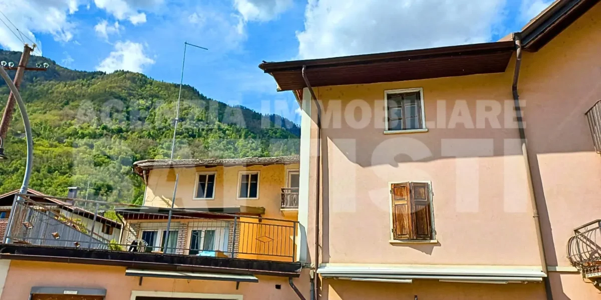 PORZIONE DI CASA DA RISTRUTTURARE CON GIARDINO