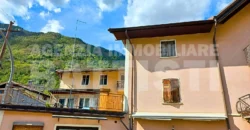 PORZIONE DI CASA DA RISTRUTTURARE CON GIARDINO