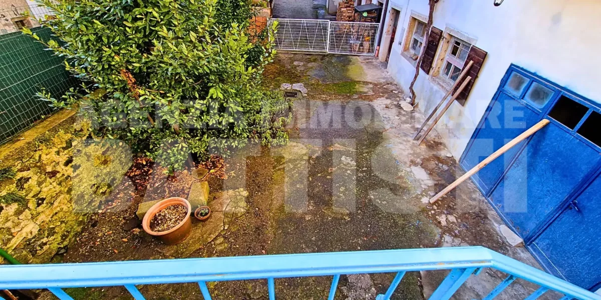 PORZIONE CON CORTILE E ORTO