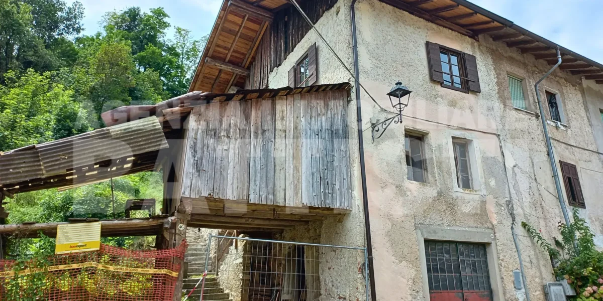 PORZIONE DI CASA con terreno di mq 700