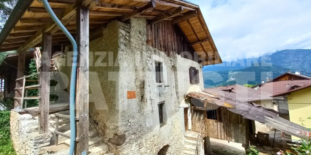 PORZIONE DI CASA con terreno di mq 700