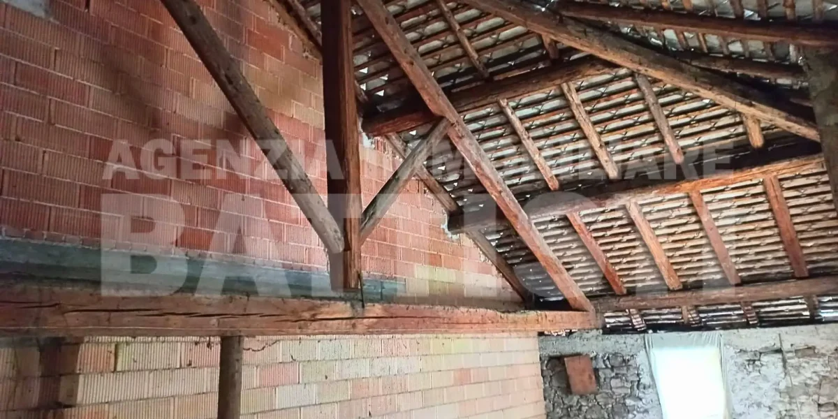 PORZIONE DI CASA DA RISTRUTTURARE CON GIARDINO