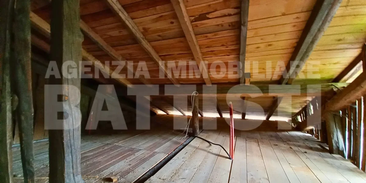 PORZIONE DI CASA con terreno di mq 700